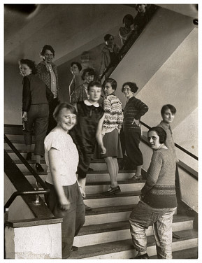 Studierende der Webereiwerkstatt auf der Treppe des Bauhaus-Gebäudes Dessau, um 1927, Foto: Theodore Lux Feininger, Bauhaus-Archiv Berlin © Estate of T. Lux Feininger