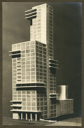 Walter Gropius und Adolf Meyer (Entwurf), Einsendung zum Wettbewerb für ein Bürogebäude der Chicago Tribune, Chicago, Perspektive des Tribune Tower von Südwesten, 1922 / Bauhaus-Archiv Berlin