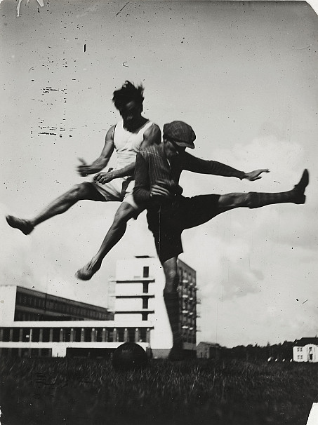 T. Lux Feininger (Fotograf), Der Sprung über das Bauhaus, um 1927 / Bauhaus-Archiv Berlin, © Estate of T. Lux Feininger