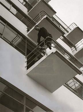 László Moholy-Nagy (Fotografie), Walter Gropius (Architektur), Bauhaus balconies in Dessau, 1927 / Bauhaus-Archiv Berlin, © VG Bild-Kunst Bonn