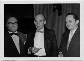 Eröffnung des Bauhaus-Archivs Darmstadt: Walter Gropius (Mitte), Oberbürgermeister Ludwig Engel (links) und Gründungsdirektor Hans Maria Wingler, 1961, Bauhaus-Archiv Berlin
