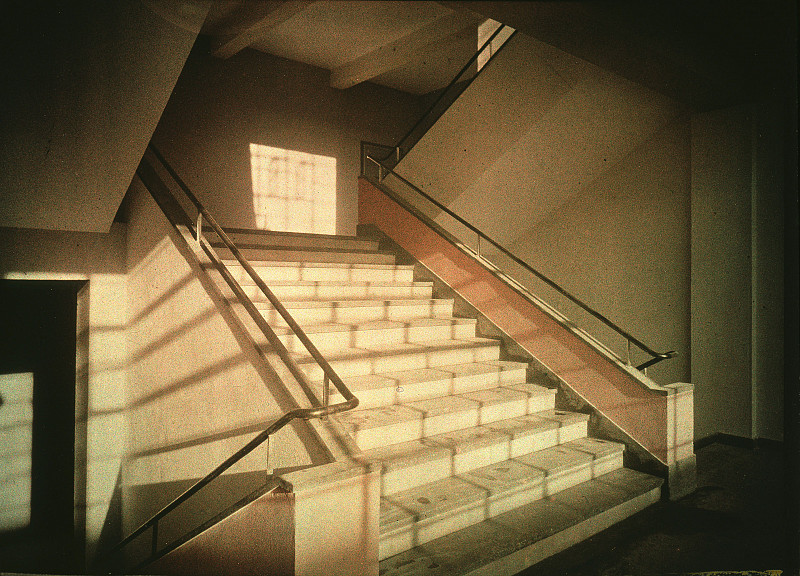 Walter Gropius (design), AGFA (photography), Bauhaus building in Dessau, staircase, 1926-27, modern print 1989 / Bauhaus-Archiv Berlin