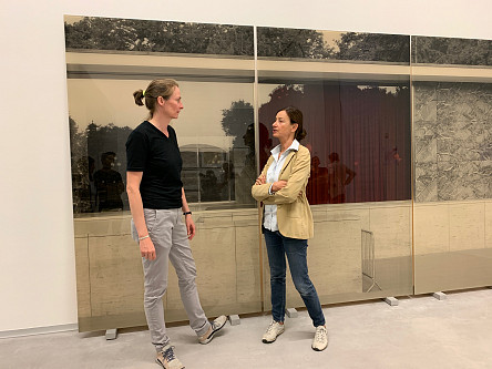 Nina Wiedemeyer und Veronika Kellndorfer vor Kelldorfers Arbeit "Reconstructing  Modernism, shortly after dawn" für "original bauhaus", Foto: BHA