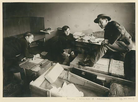 Gunta Stölzl, Gertrud and Alfred Arndt as the Arndts move out of their studio at the Bauhaus Dessau on 27 November 1927 (photo: Erich Consemüller) / Bauhaus-Archiv Berlin © Copyright: Dr. Stephan Consemüller