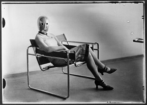 Sitzende mit Bühnenmaske von Oskar Schlemmer im Stahlrohrsessel von Marcel Breuer, um 1926. Foto: Erich Consemüller, Bauhaus-Archiv Berlin / © Dr. Stephan Consemüller