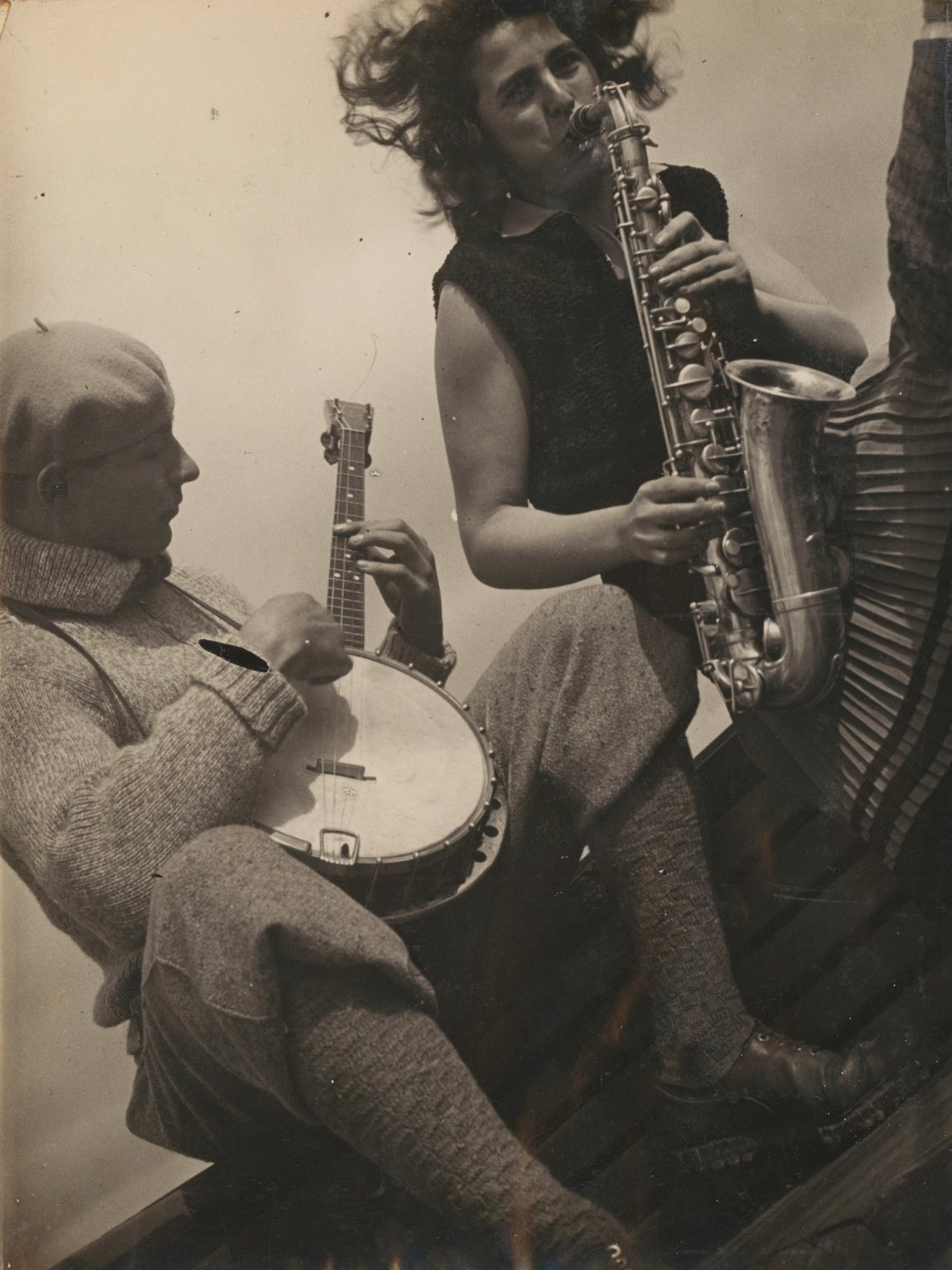 Zwei Musiker, einer mit Banjo und der andere mit Saxophon, spielen gemeinsam in einem nostalgischen Augenblick.