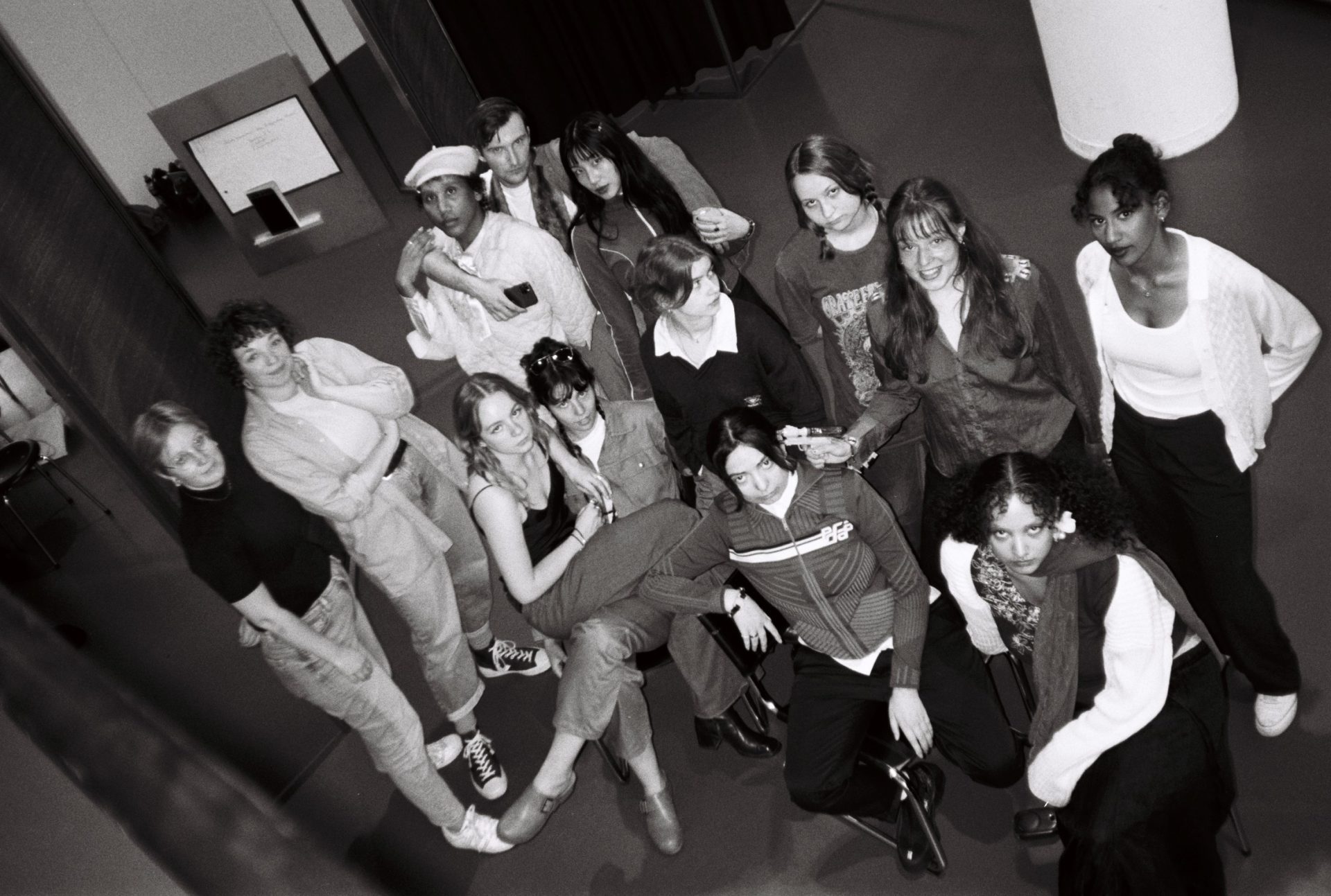 Schwarz-Weiß-Foto der Gruppe young bauhaus aus Vogelperspektive. Die Teilnehmenden blicken selbstbewusst in die Kamera.