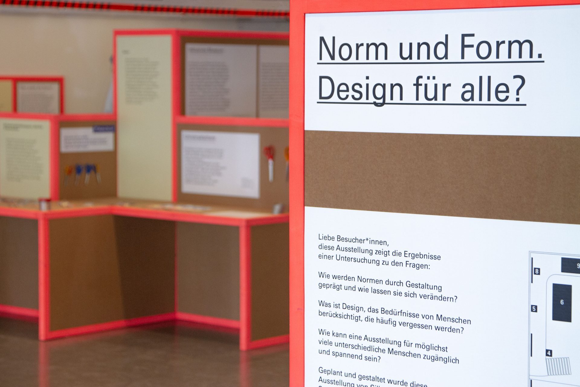 Ausstellungsraum mit Informationswänden zu "Norm und Form. Design für alle?" in zeitgenössischem Design.