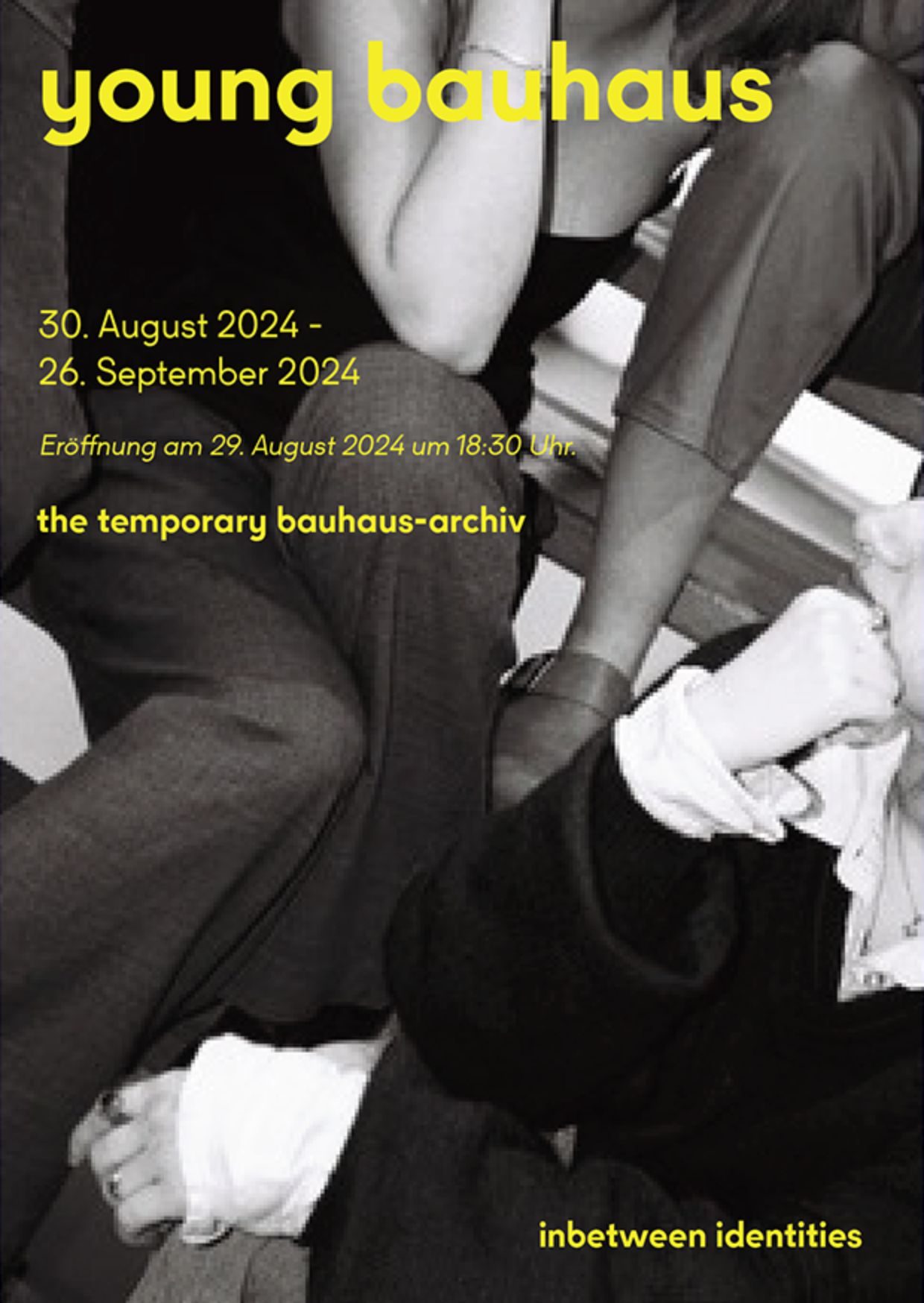 Poster zur Ausstellung "young bauhaus. inbetween identities" in Schwarz-Weiß mit Foto von sitzenden, einander zugewandten Personen.