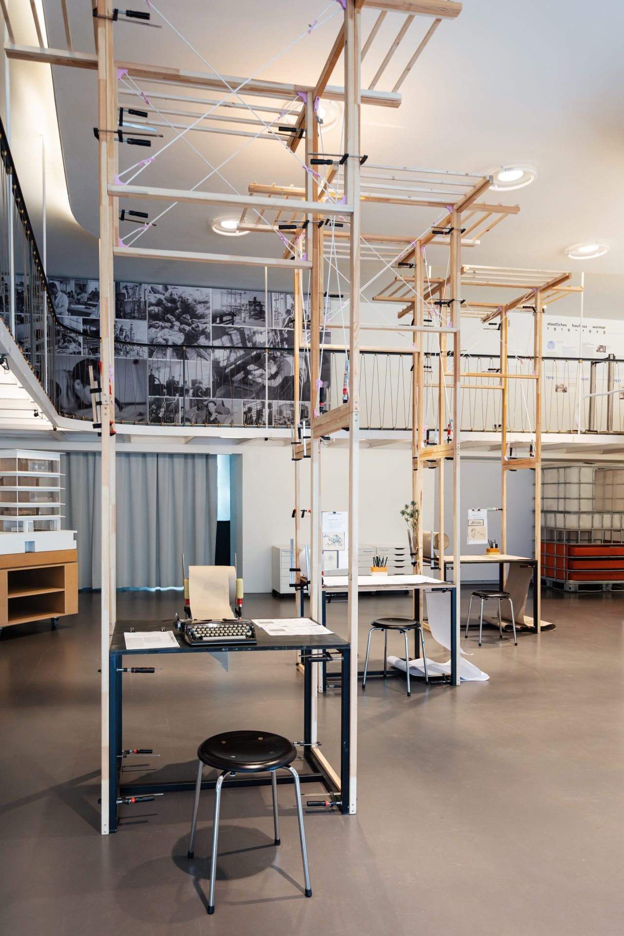 Moderne Innenarchitektur mit Holzstrukturen, Tischen und Stühlen in einem offenen Raum.