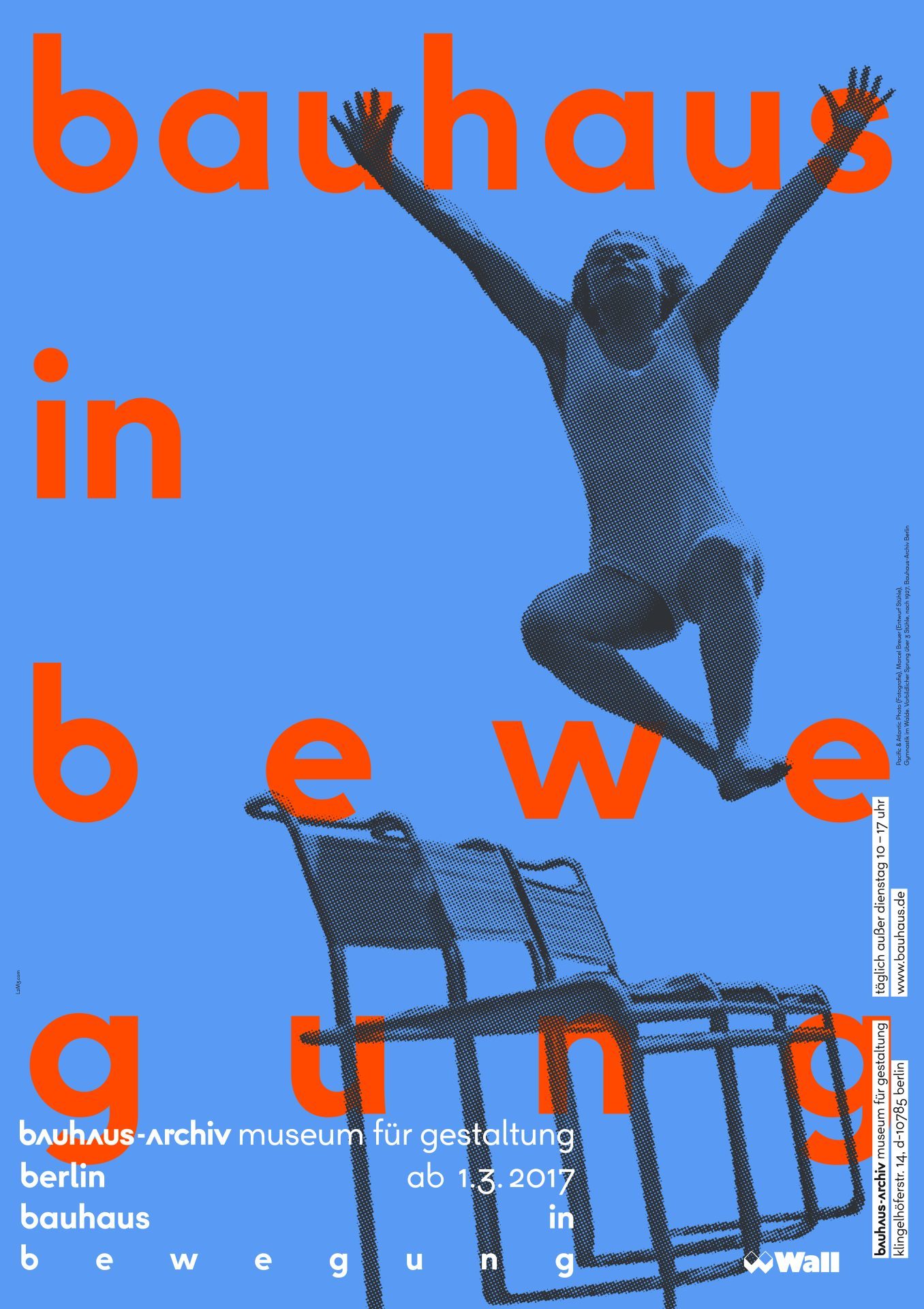 Ausstellunsplakat mit einer Person, die mit ausgestreckten Armen springt, positioniert über Stahlrohrstühlen, und blauer Hintergrundfarbe, und Schriftzügen.