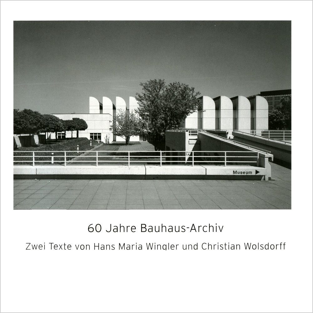 Schwarzweißaufnahme des Bauhaus-Archivs mit moderner Architektur und Informationen zur Jubiläumsveröffentlichung.