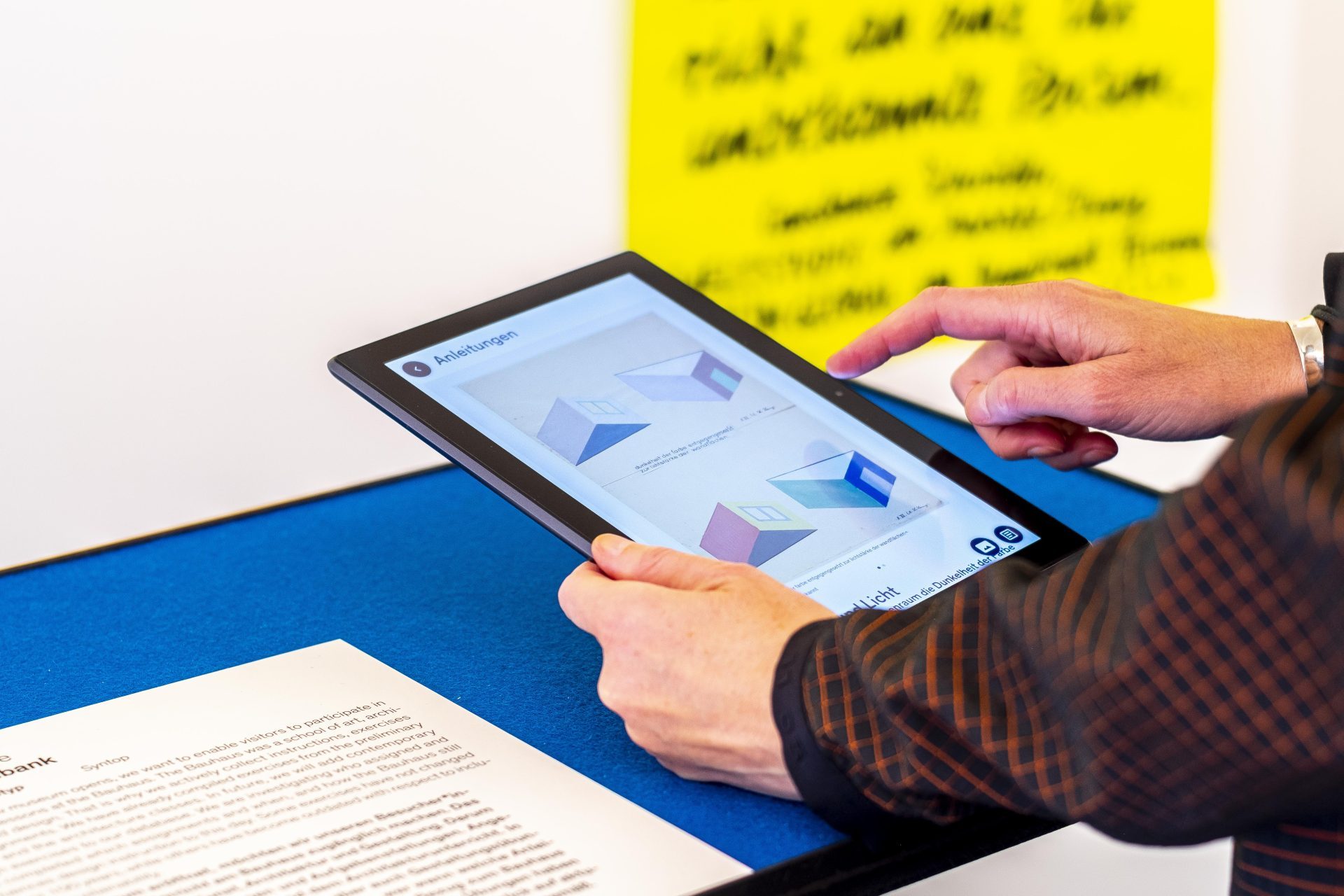 Nahaufnahme Hände mit Tablet, auf dem Bildschirm historische Architekturzeichnungen