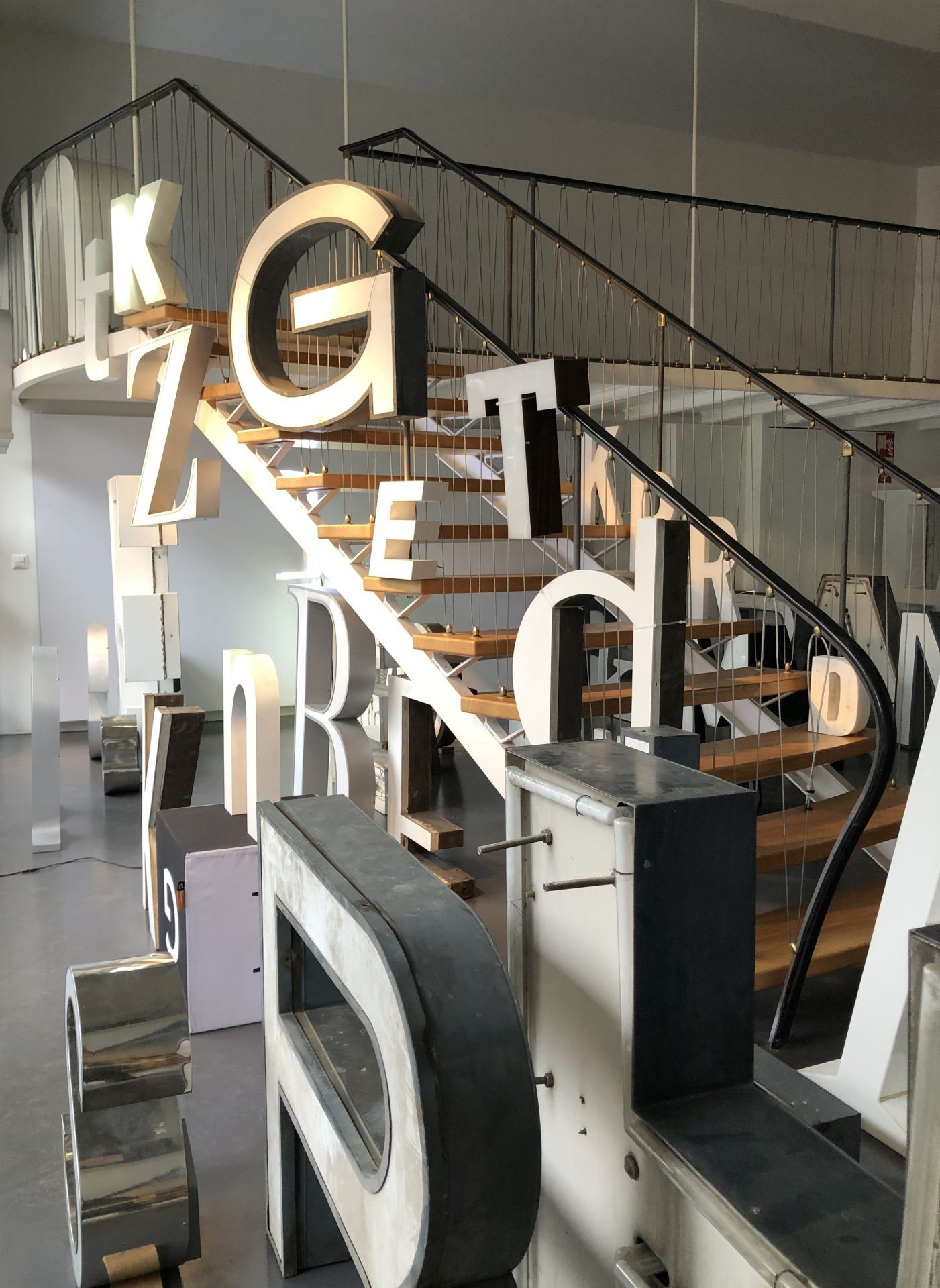 Schaufensterinstallation mit beleuchteten Buchstaben im Temporary Bauhaus-Archiv
