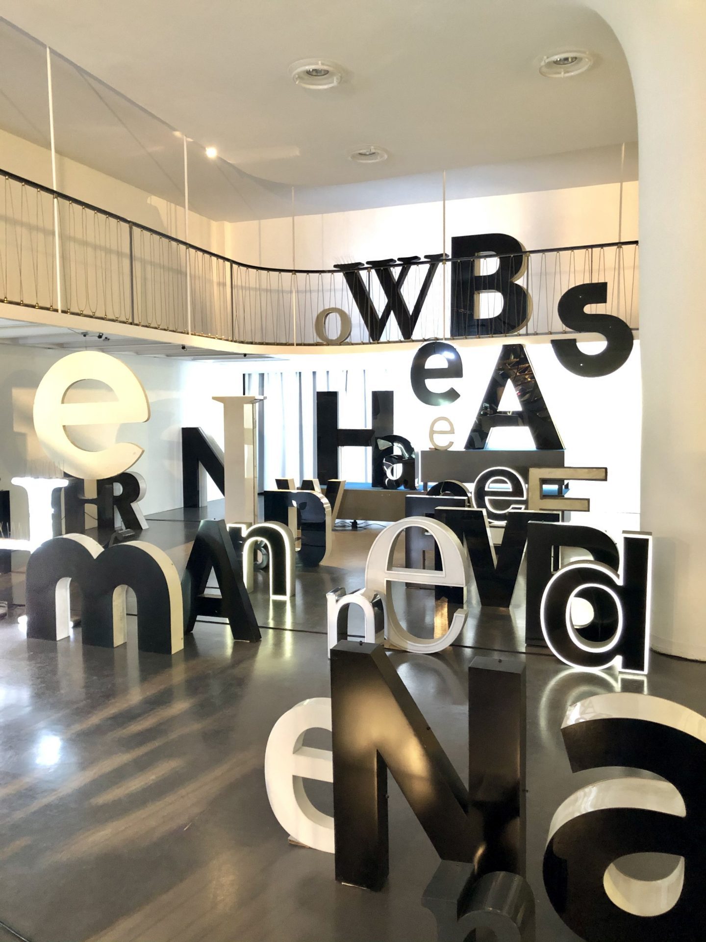 Schaufensterinstallation mit beleuchteten Buchstaben im Temporary Bauhaus-Archiv