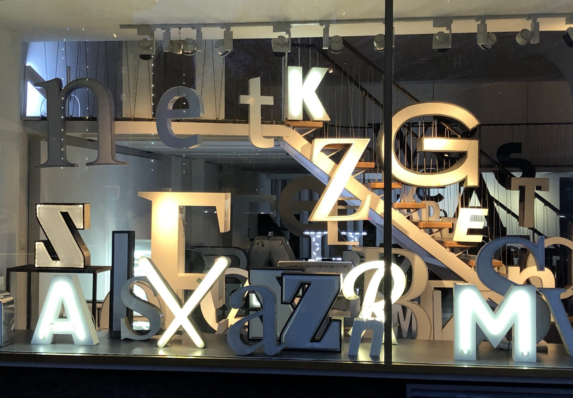 Schaufensterinstallation mit beleuchteten Buchstaben im Temporary Bauhaus-Archiv