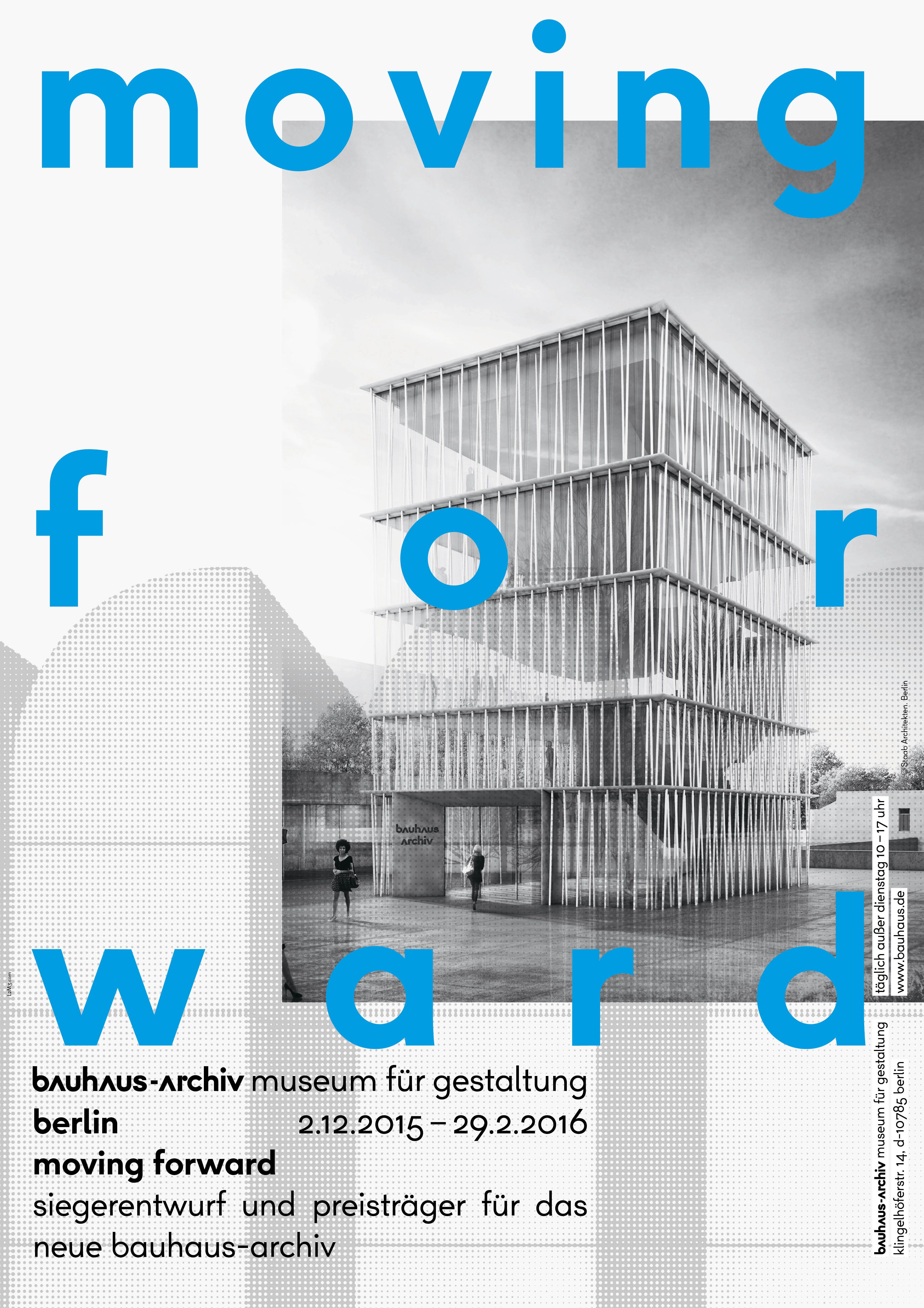 Poster für die Ausstellung "Moving Forward" im Bauhaus-Archiv Berlin, mit grafischen Elementen und architektonischem Motiv.