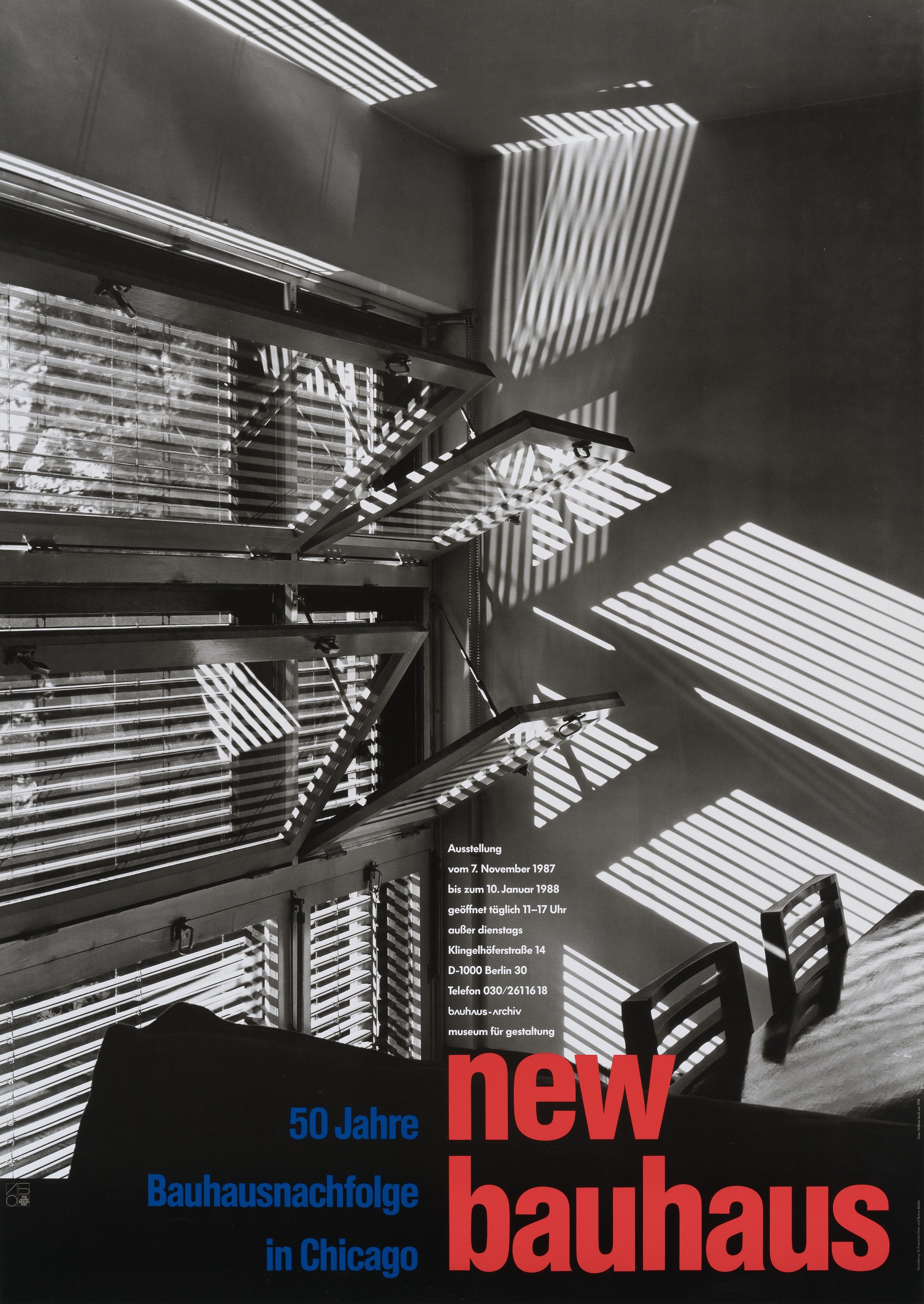 Plakat zum 50. Jahrestag der Bauhaus-Nachfolge in Chicago, mit grafischem Licht- und Schattenspiel.