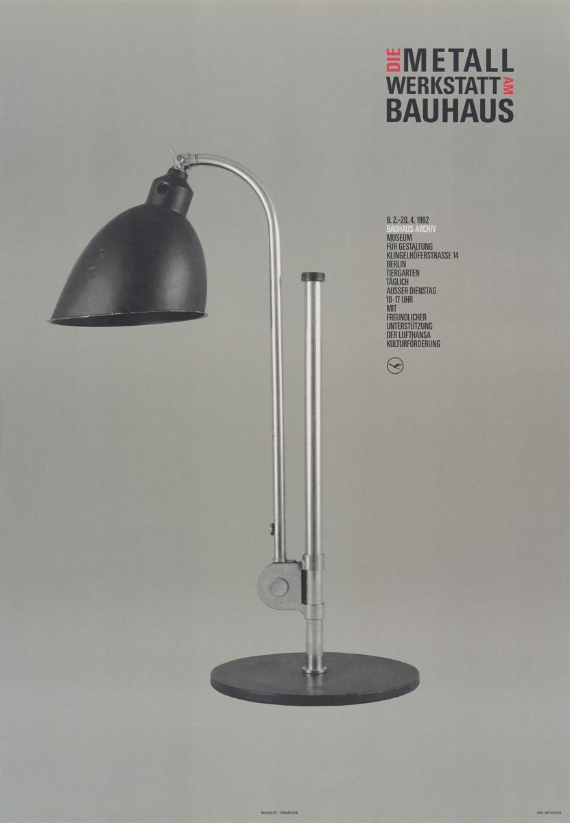 Bauhaus-Poster mit Metalllampe auf grauem Hintergrund, Infos zu einer Ausstellung im Bauhaus-Archiv Berlin.
