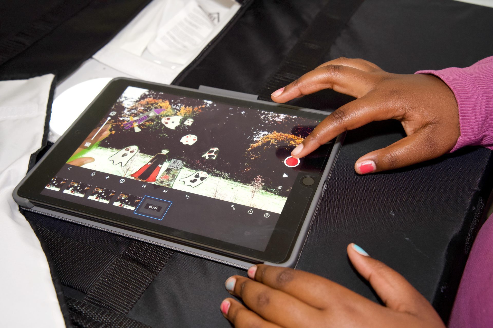 Ein Kind nutzt ein Tablet, um Videos mit Geistern und Animationen aufzunehmen.