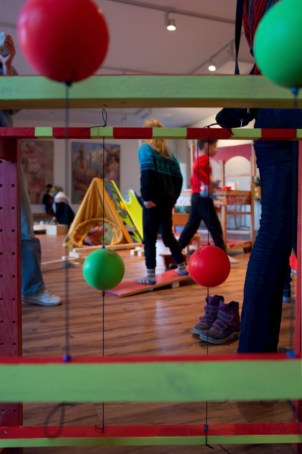 Bunte Spielgeräte und aktive Kinder in einem lebendigen Spielbereich.