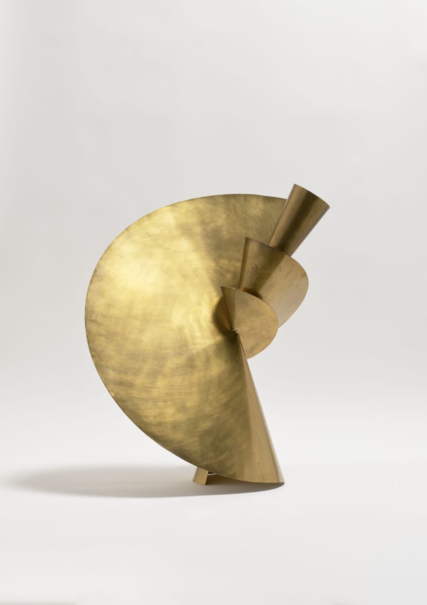 Skulptur aus Messing in dynamischer Formensprache mit organischen und geometrischen Elementen.