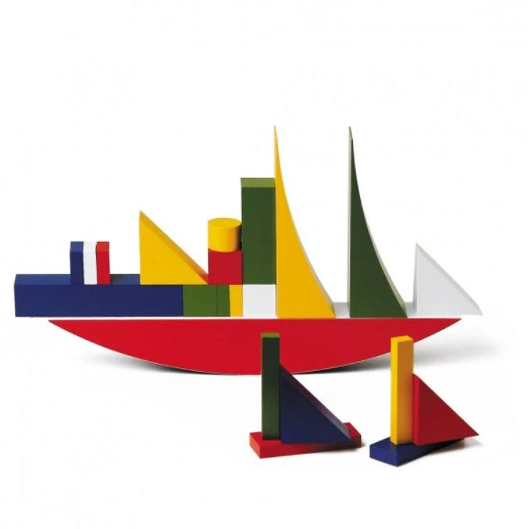 Bunte geometrische Formen, die ein stilisiertes Schiff und kleine Boote darstellen.