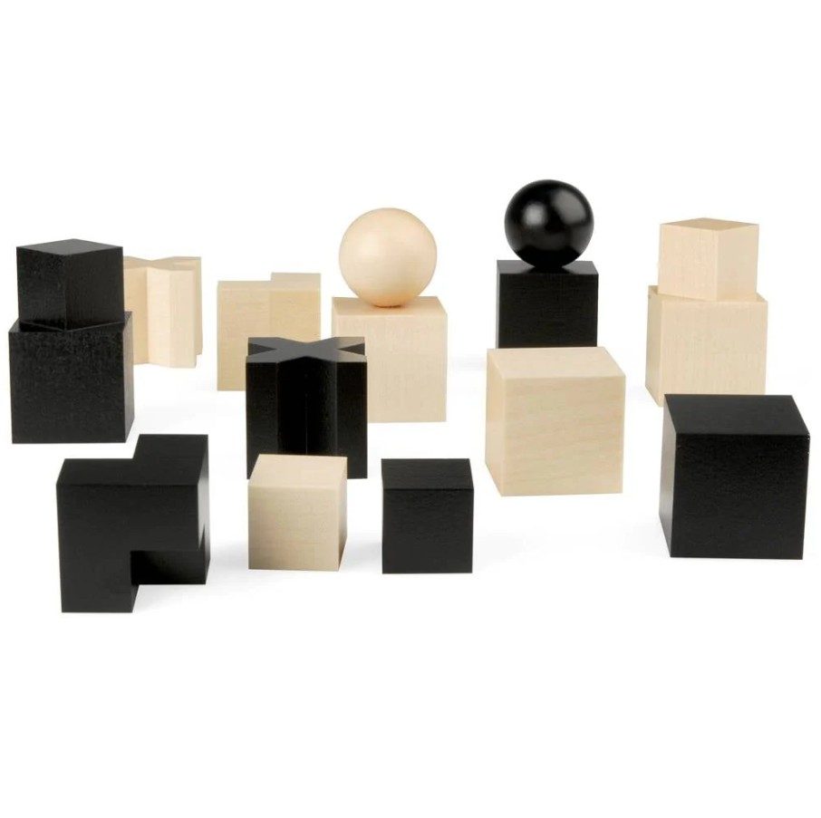 Verschiedene geometrische Holzformen in Schwarz und Naturholz, darunter Würfel und Kugeln, auf einem Tisch angeordnet.