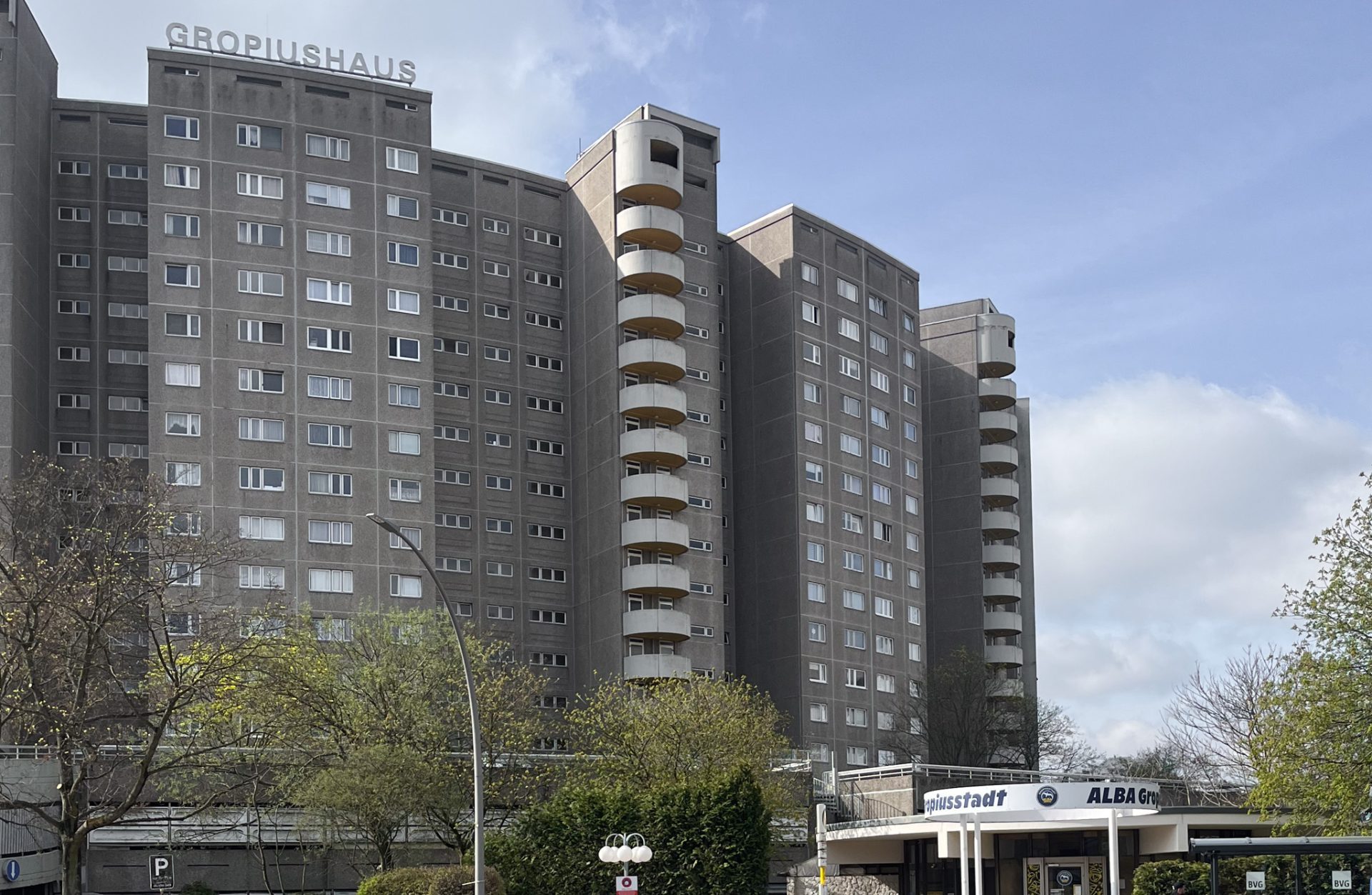 Ein Hochhaus in der Gropiusstadt Berlin.