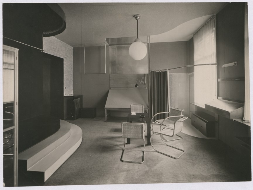 Moderner Wohnraum mit geschwungenen Linien, minimalistischem Design und viel Tageslicht.