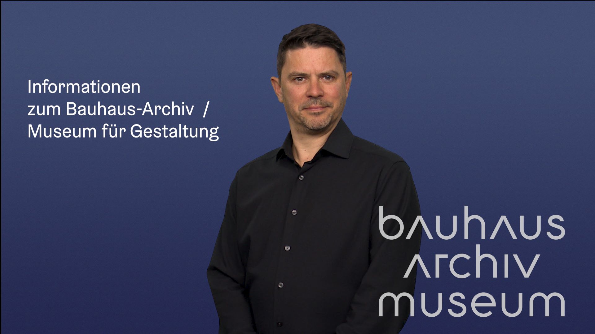 Mann im schwarzen Hemd vor blauem Hintergrund, mit Text über das Bauhaus-Archiv und Museum für Gestaltung.