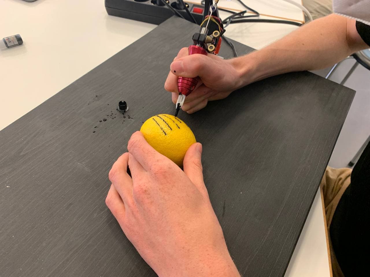 Ein Teilnehmer tätowiert eine Zitrone.