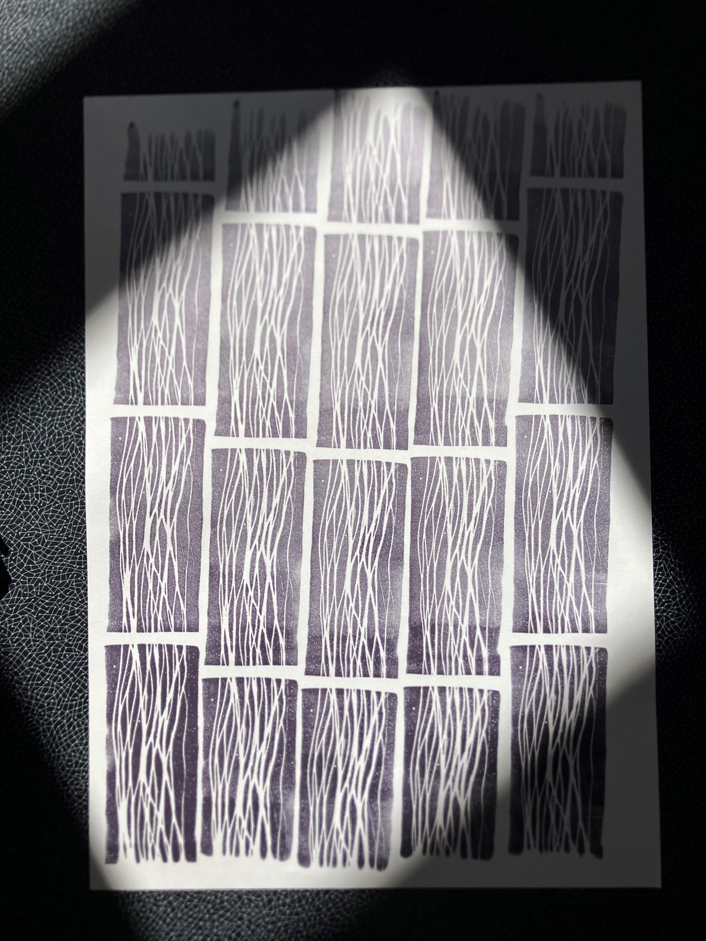 Das Bild zeigt ein serielles Flächendesign, das mit einer Walzenrolle erstellt wurde.