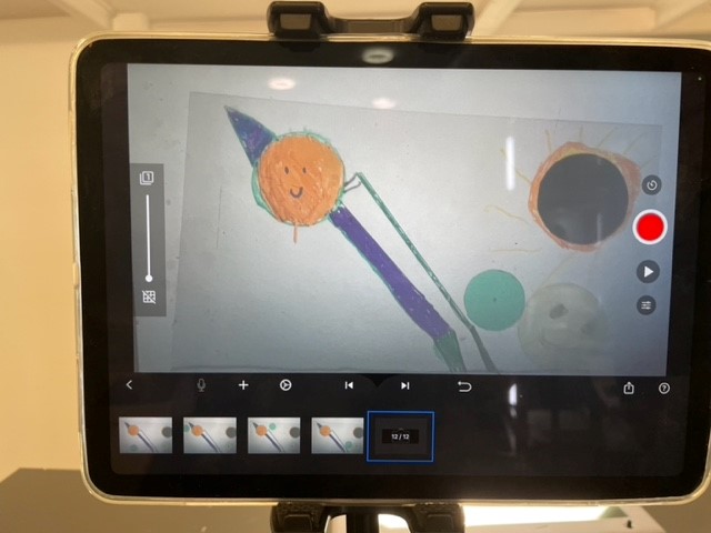 Auf einem Tablet-Bildschirm sieht man ein im Workshop entstandenes Bild.