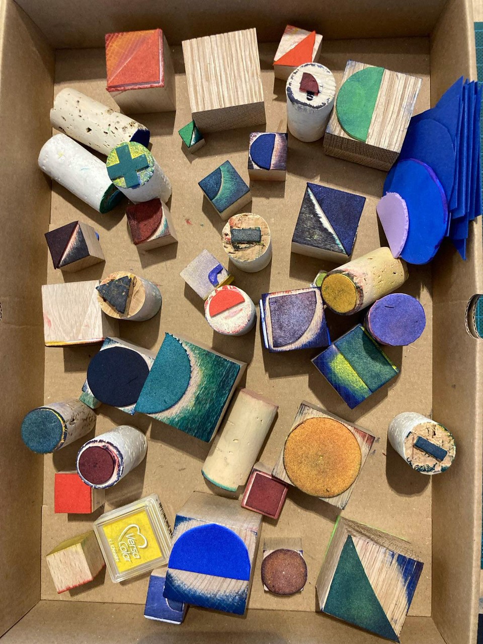 bunte selbstgebaute Stempel liegen in einer Kiste
