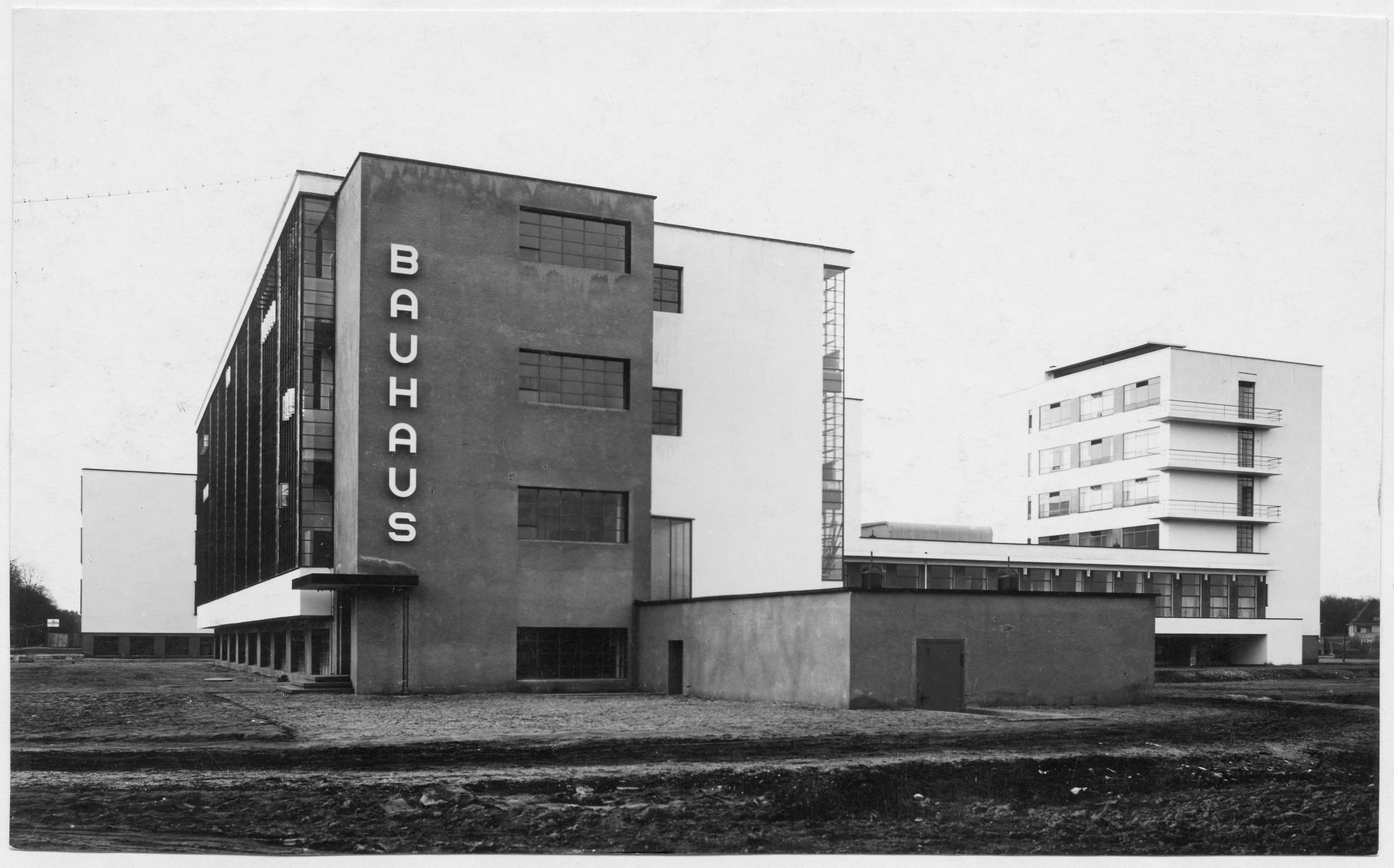 Lucia Moholy, Bauhaus-Gebäude Dessau (1925-1926) von Walter Gropius, 1927, Bauhaus-Archiv Berlin