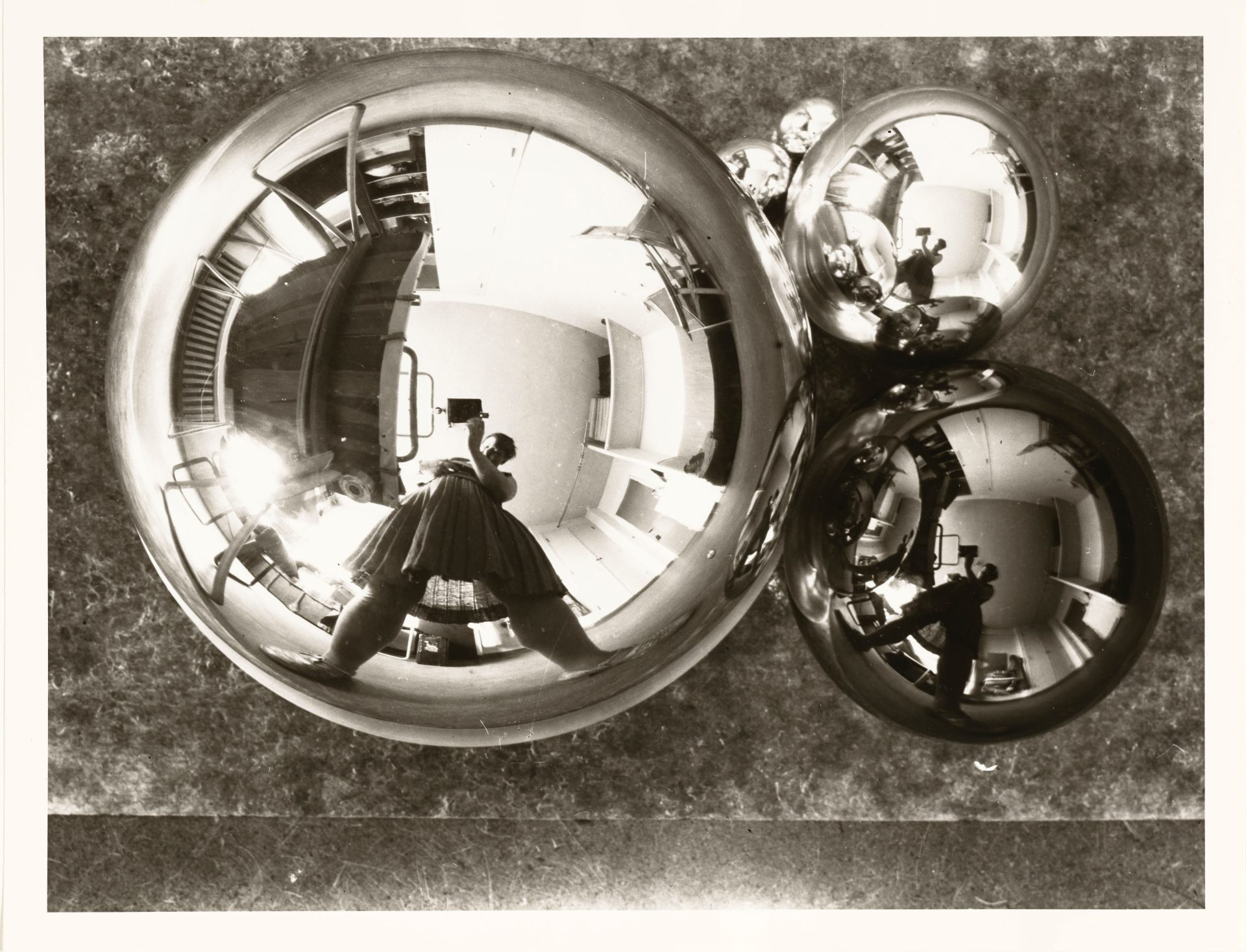 Marianne Brandt, Selbstporträt mit Kamera im Atelier in der Kugel gespiegelt, Bauhaus Dessau, um 1928–1929, Bauhaus-Archiv Berlin