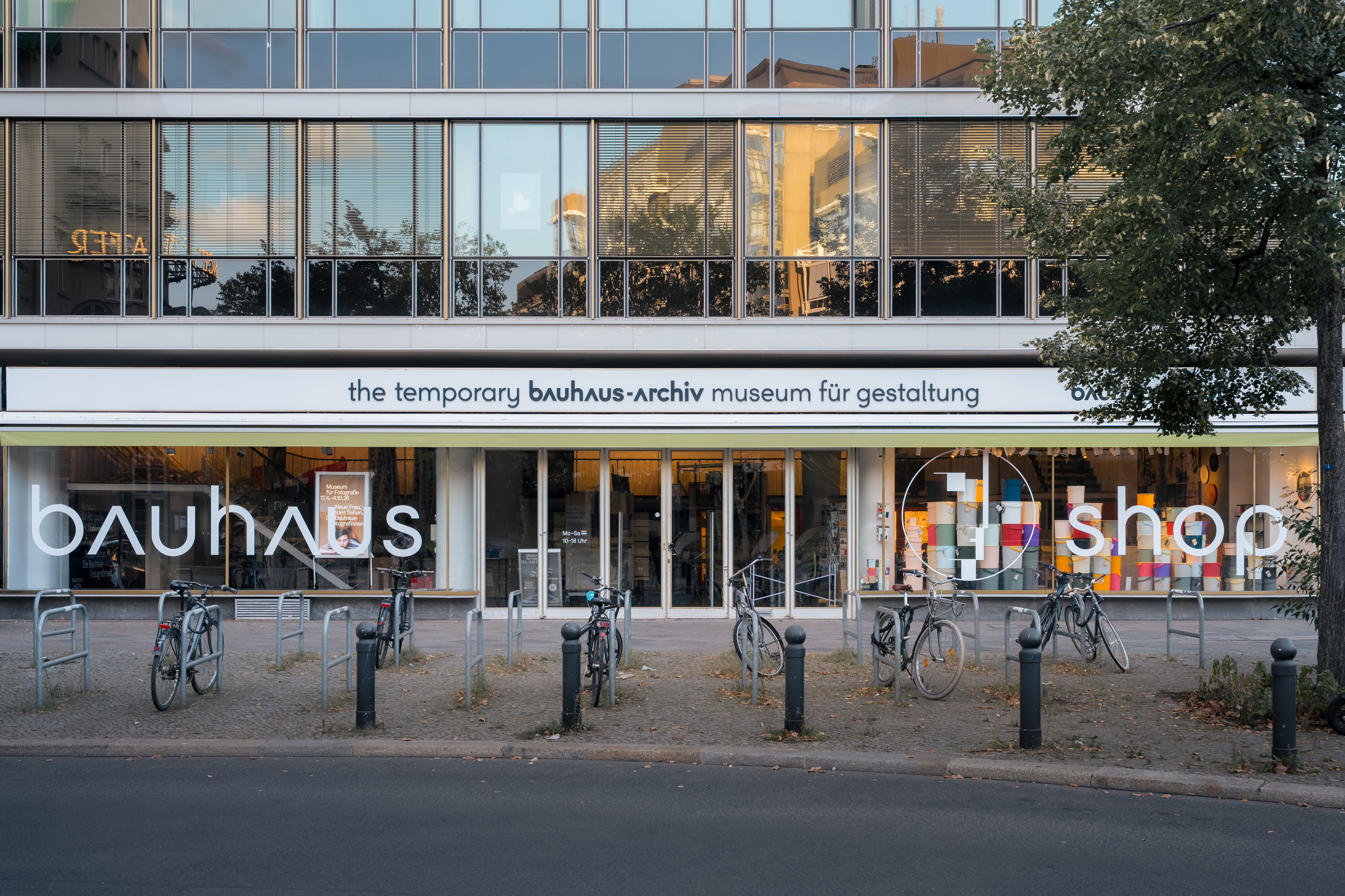 Eingang des Bauhaus-Archivs mit dem Schriftzug „Bauhaus“ und Fahrradparkplätzen davor, modern gestaltete Fassade.