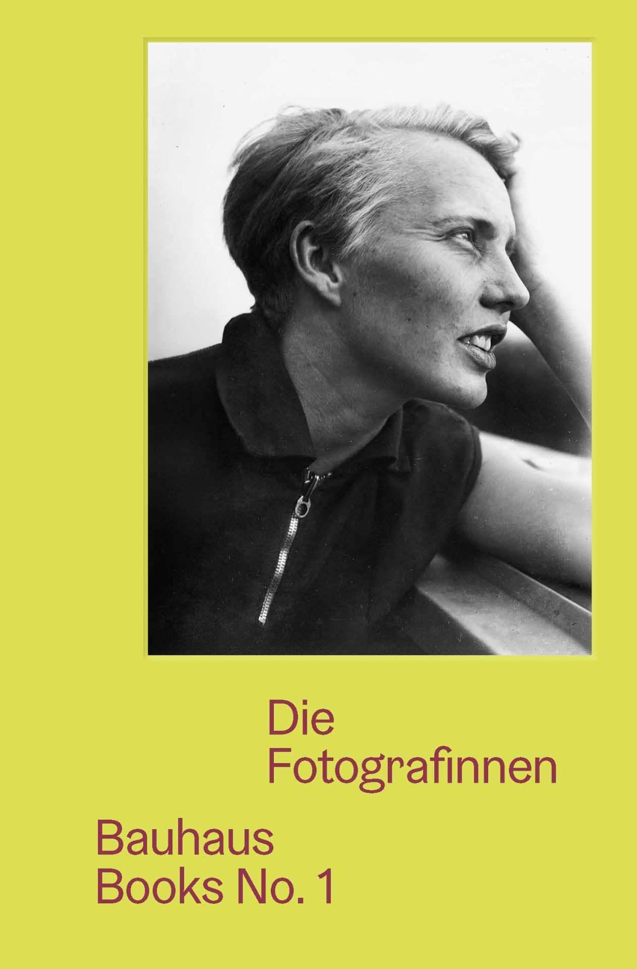 Schwarz-weiß Porträt einer Frau mit kurzem Haar, umgeben von einem gelben Rahmen und Text über Fotografie.