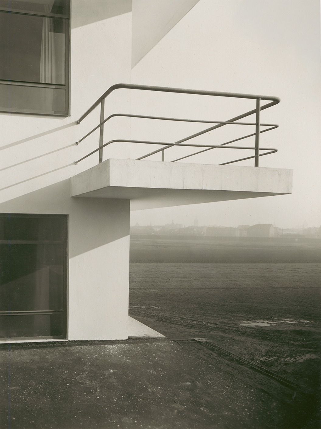 Moderne Architektur mit schwebendem Balkon und klaren Linien in schwarz-weißer Fotografie.