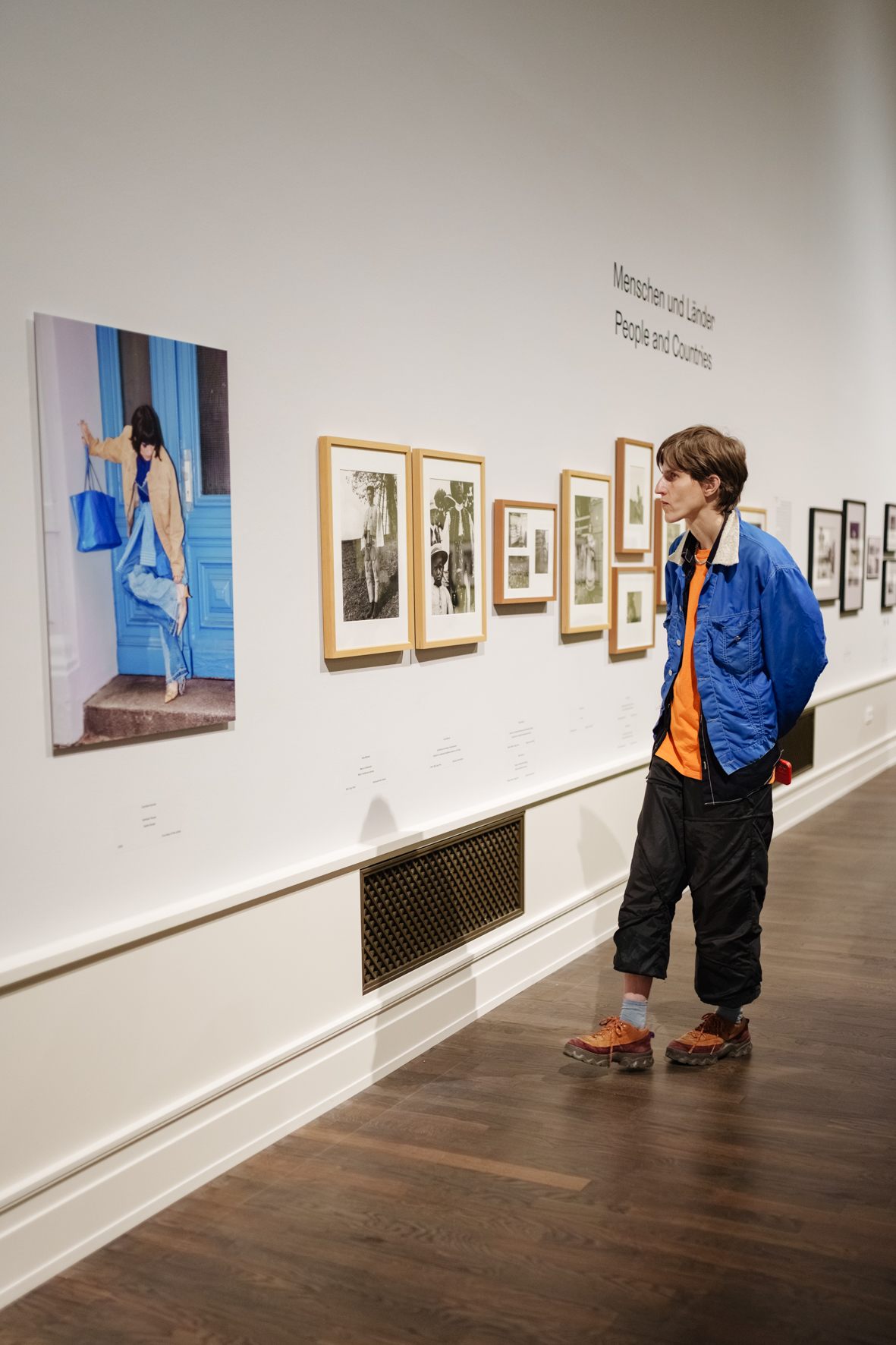 Eine Person betrachtet Fotografien im Museum für Fotografie.