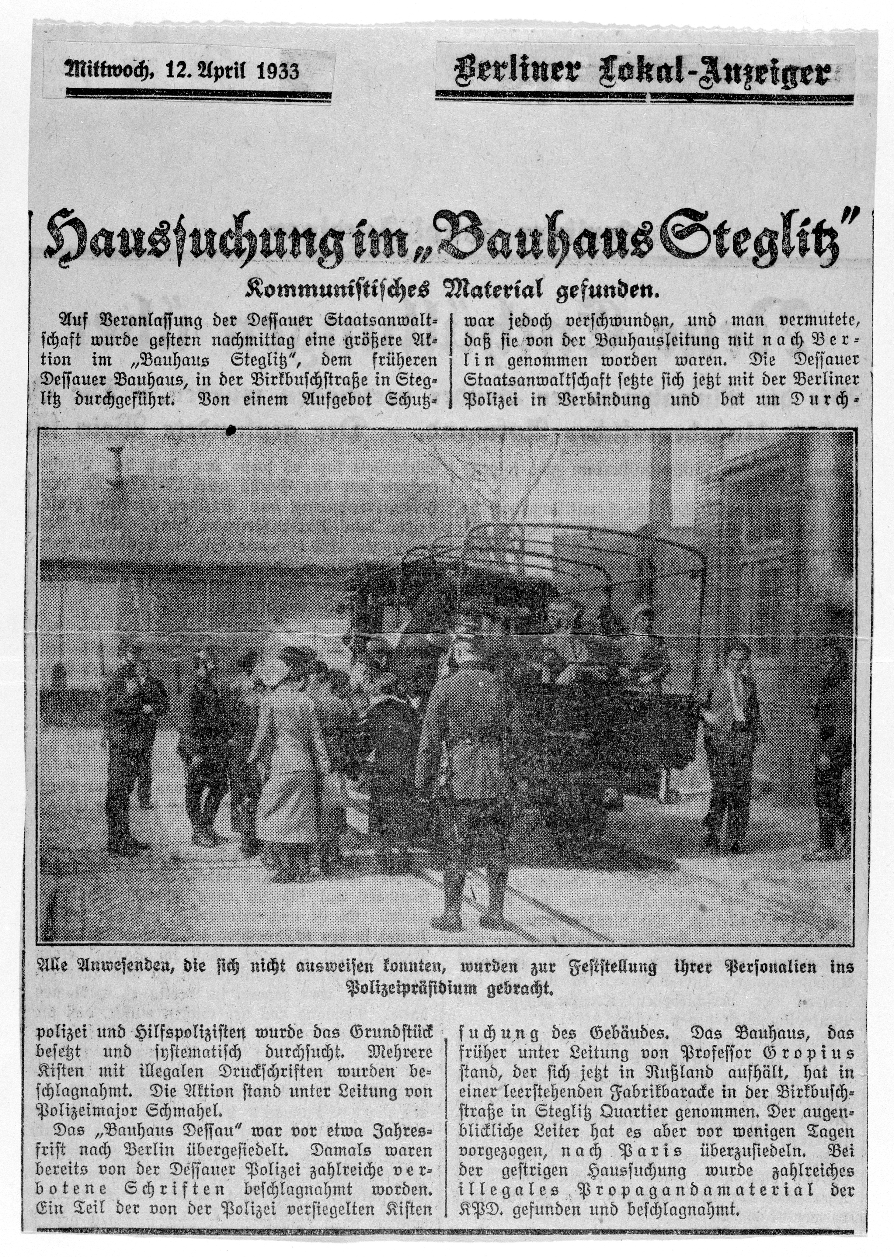 Historische Zeitungsseite über eine Hausdurchsuchung im Bauhaus Steglitz am 12. April 1933; kommunistische Materialien wurden gefunden.